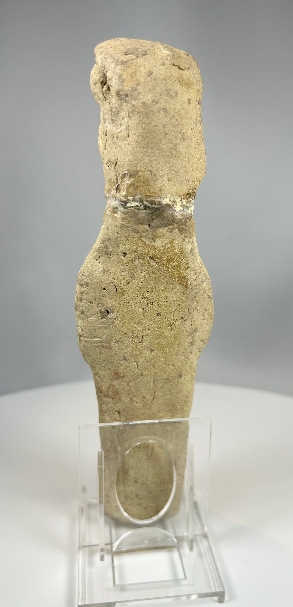 Mesopotamian clay figurine representing a devotional female form
