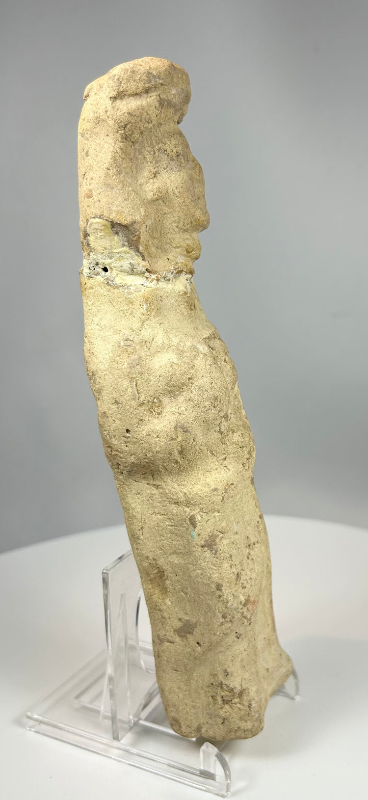 Near Eastern earthenware figurine with folded arms and headdress