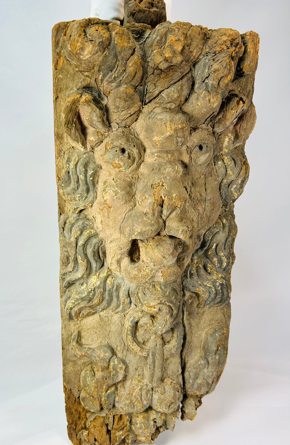 Antique Baroque lion mascaron corbel, hardwood, gesso and parcel gilding, circa 1650–1750