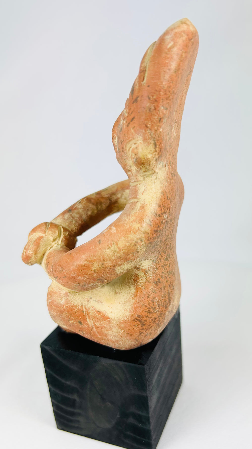 Seated Pre-Columbian terracotta figure from Nayarit/Jalisco, burnished surface, funerary shaft tomb piece