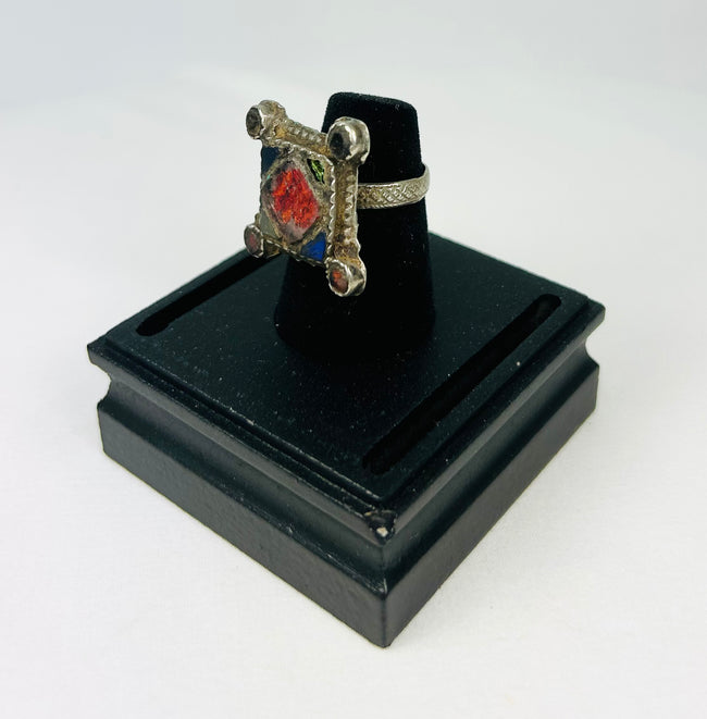Ottoman Levant silver tribal ring, 105–225 years old, with bold geometric engraving