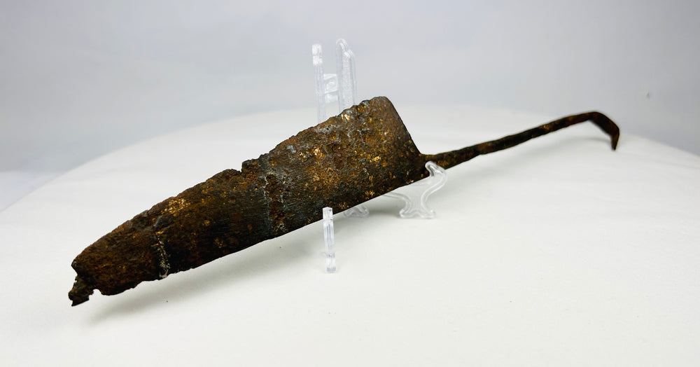 High to Late Middle Ages single-edged knife with tapered point and full tang