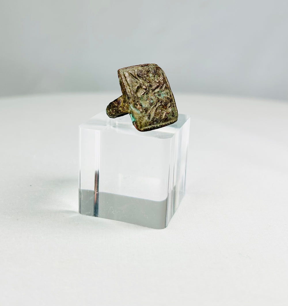 Archaeological bronze ring with square engraved bezel depicting paired birds, Late Antiquity