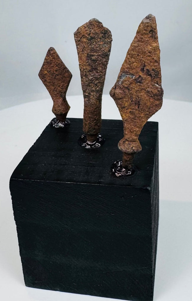Roman leaf-shaped and narrow iron arrowhead forms