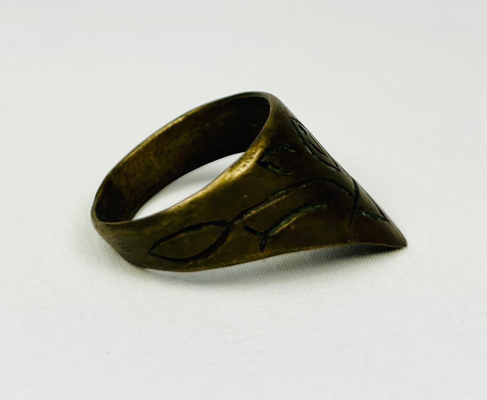 Side profile of Central Asian archer’s thumb ring