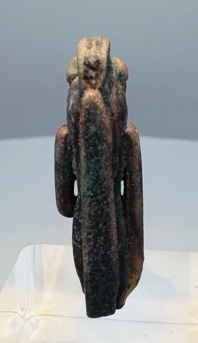 Close view of a possible wadjet-eye emblem held by a lioness-headed goddess