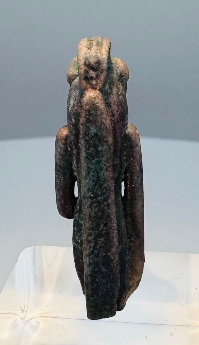 Close view of a possible wadjet-eye emblem held by a lioness-headed goddess