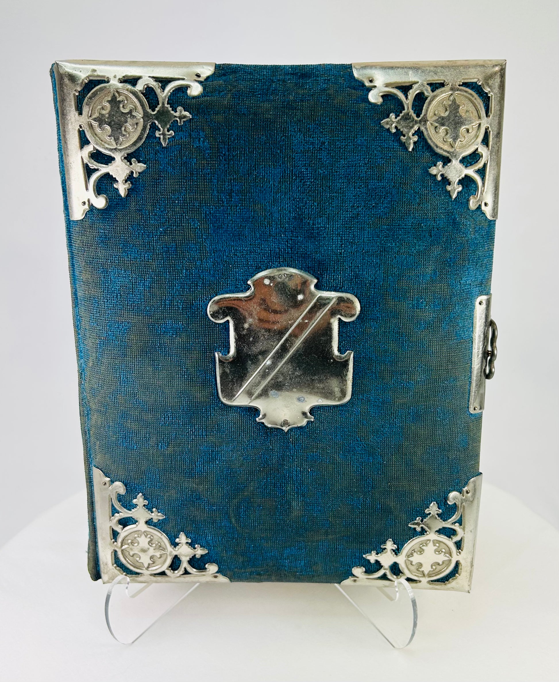 Historical concealed self-defense kit in book-form velvet case with French-fitted interior