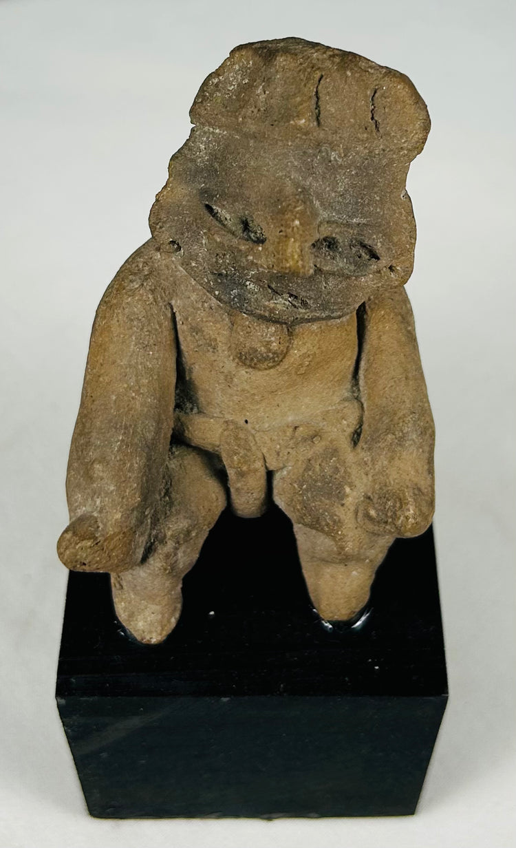 Figura masculina sentada de terracota precolombina, oeste de México | Circa 300 a. C. – 300 d. C.