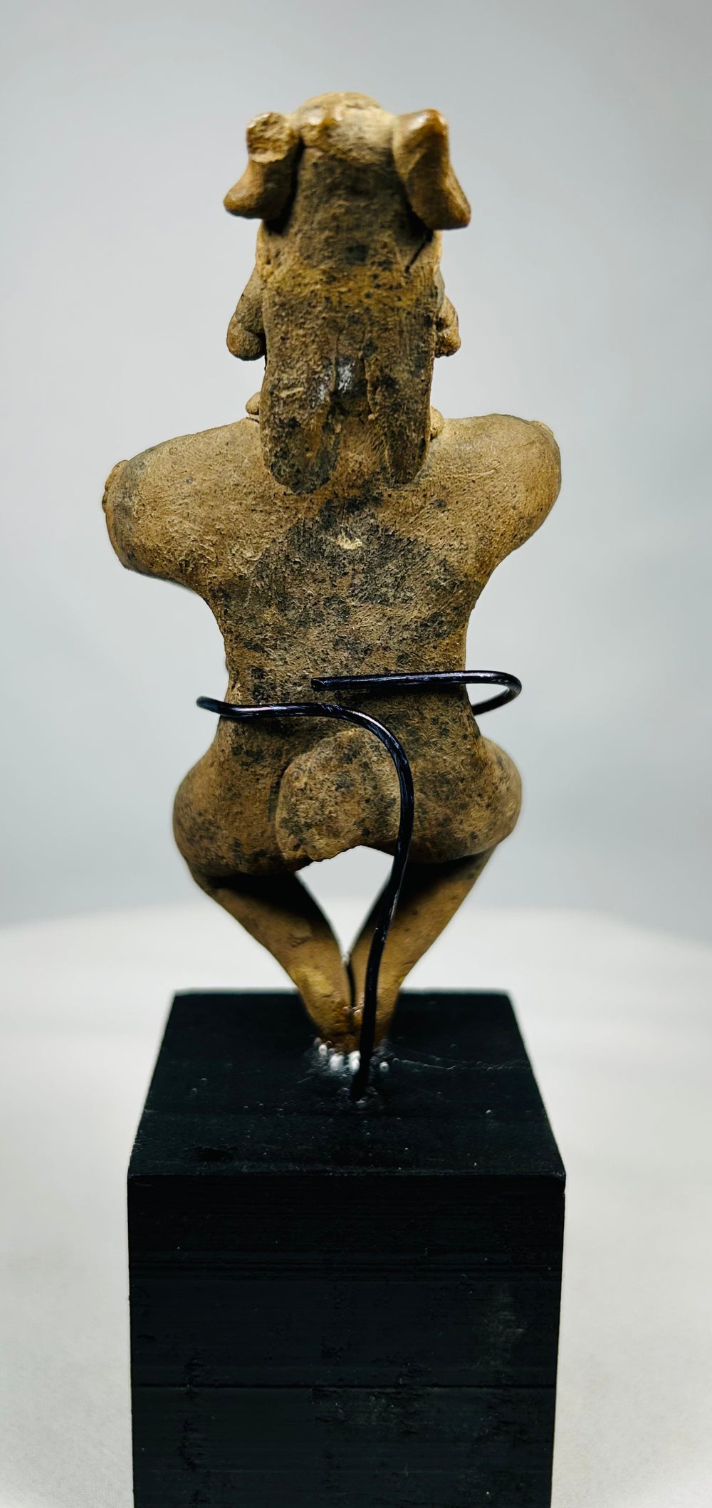 Museum-quality Pre-Columbian terracotta figure with original pigment traces