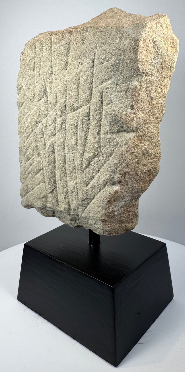 Fragment de dévotion de l'Empire khmer | Padmapani (Avalokiteshvara) en pierre sculptée | Vers le XIIe siècle