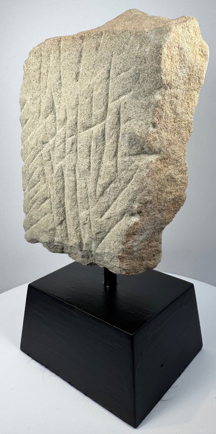 Fragment de dévotion de l'Empire khmer | Padmapani (Avalokiteshvara) en pierre sculptée | Vers le XIIe siècle