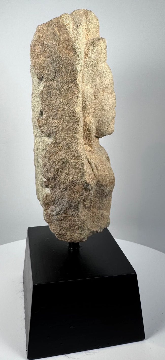Fragment de dévotion de l'Empire khmer | Padmapani (Avalokiteshvara) en pierre sculptée | Vers le XIIe siècle