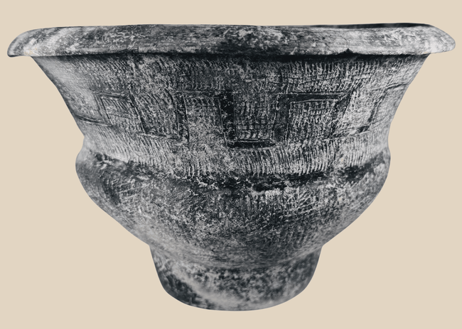 Large Ban Chiang-style earthenware vessel with incised geometric decoration and flared rim