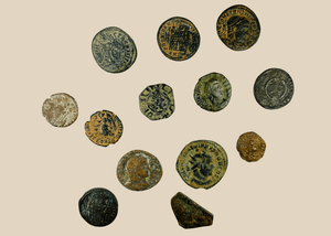 Lote de 13 monedas de bronce de la antigua Roma | Emperadores mixtos | Hacia los siglos III-IV d. C.