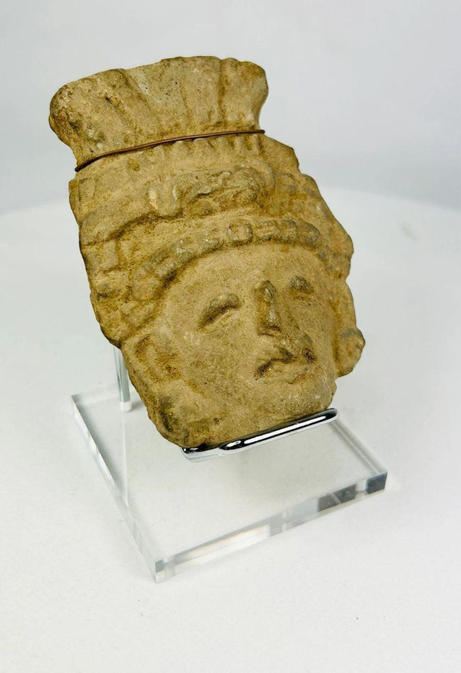 Fragmento de cabeza de terracota mesoamericana | Figura ceremonial con tocado de abanico | I milenio d. C.
