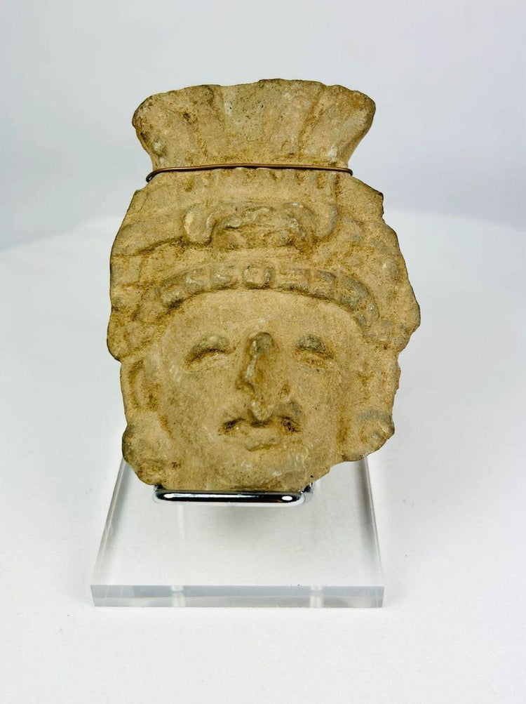 Fragmento de cabeza de terracota mesoamericana | Figura ceremonial con tocado de abanico | I milenio d. C.