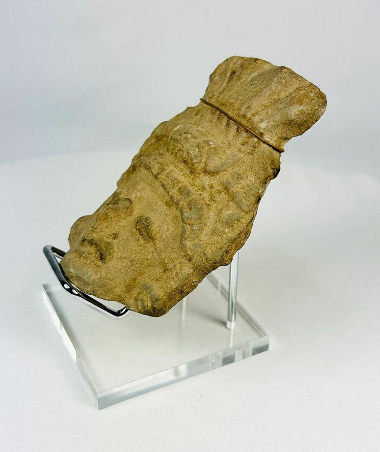 Fragmento de cabeza de terracota mesoamericana | Figura ceremonial con tocado de abanico | I milenio d. C.