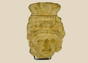 Fragmento de cabeza de terracota mesoamericana | Figura ceremonial con tocado de abanico | I milenio d. C.