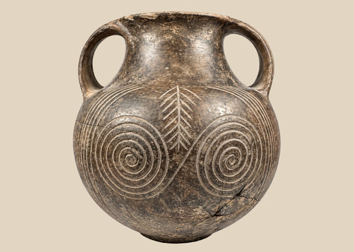 Early Etruscan impasto spiral amphora, circa 700–650 BCE, with double handles and deeply incised concentric decoration.