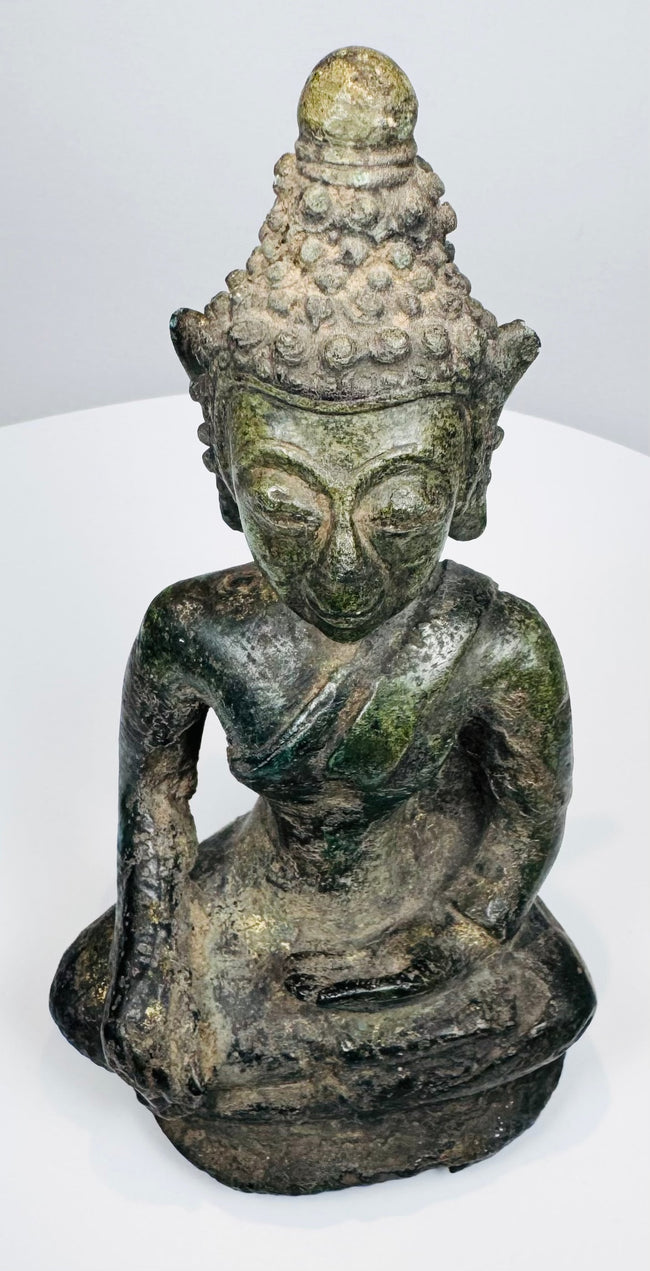Front view of the 15th–16th-century Thai Buddha with downcast eyes