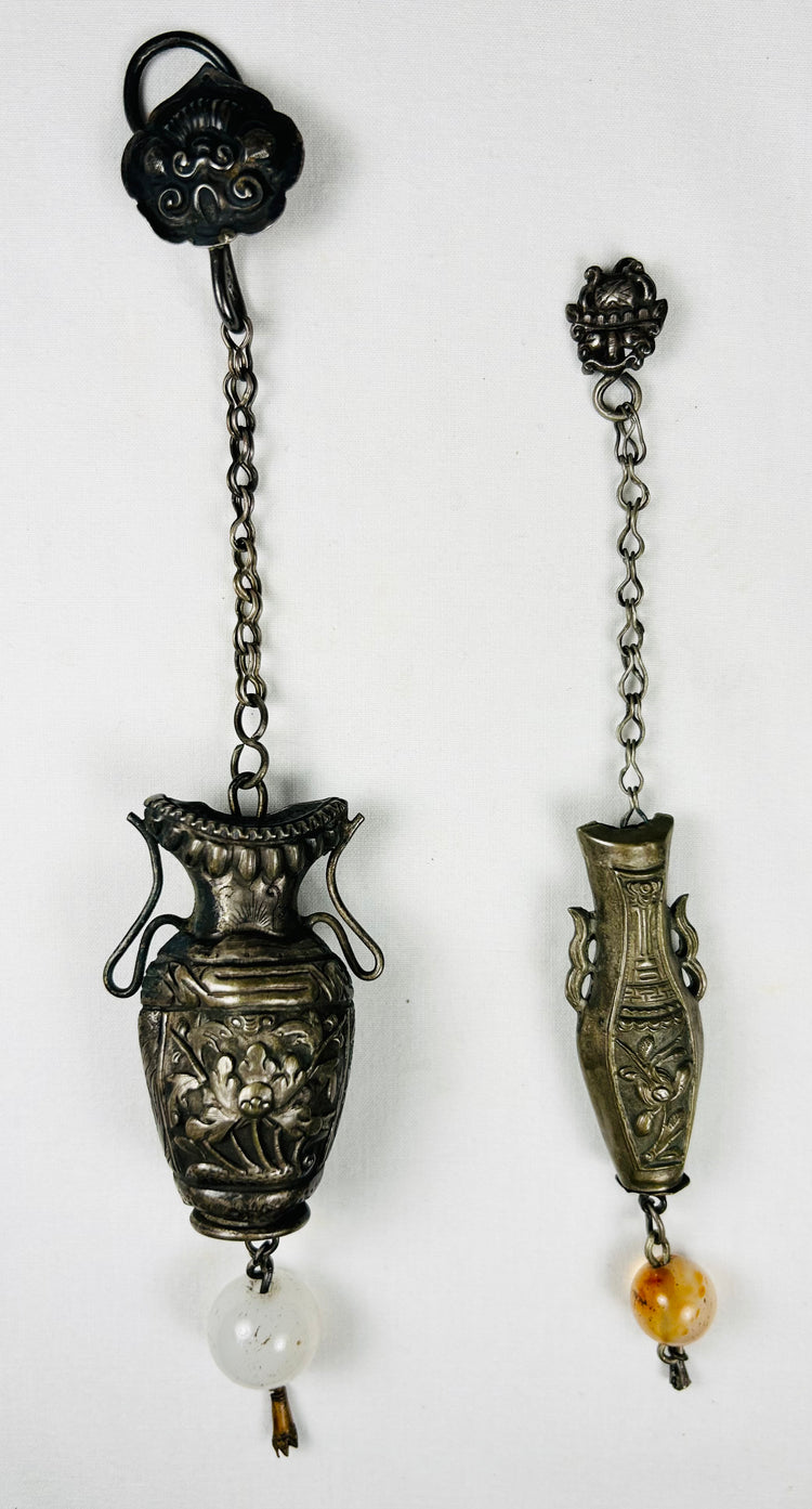 Paire de pendentifs anciens chinois en argent ornés de perles décoratives | Fin XIXe – début XXe siècle