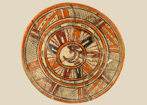 Plato de cerámica policromada con motivo zoomorfo central | Circa 300 a. C.-300 d. C.