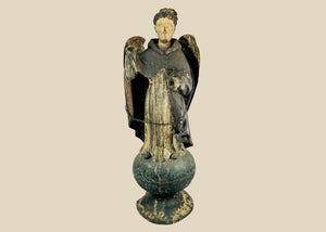 Estatua de ángel de madera policromada | Arte eclesiástico colonial español | México, siglos XVIII y XIX 