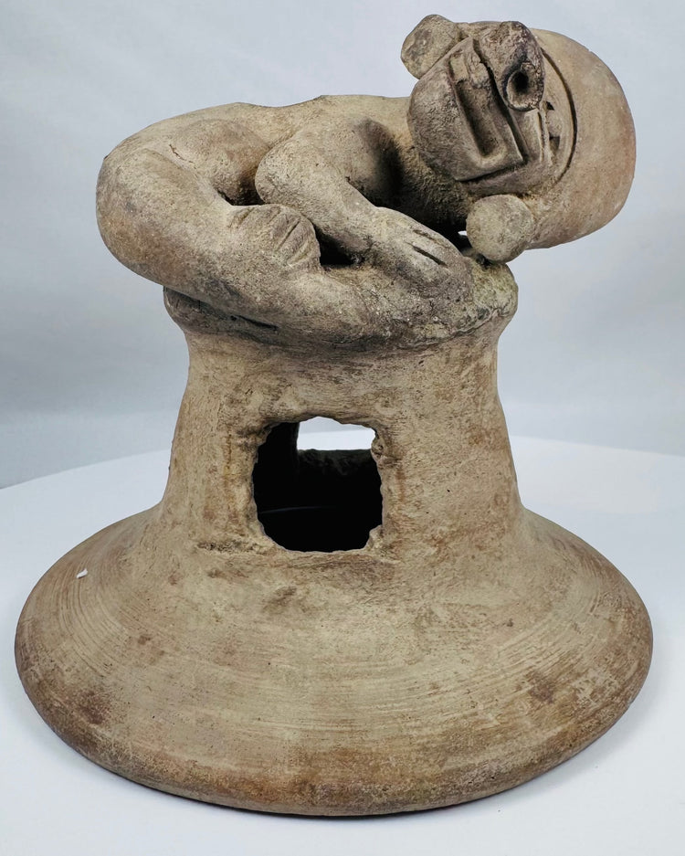 Manteño Culture terracotta incense burner lid dating to circa 800 BCE–800 CE with archaeological weathering.