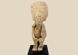 Figura de pie de terracota precolombina del oeste de México con tocado | Nayarit/Jalisco | 300 a. C.–500 d. C.