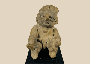 Figura masculina sentada de terracota precolombina, oeste de México | Circa 300 a. C. – 300 d. C.