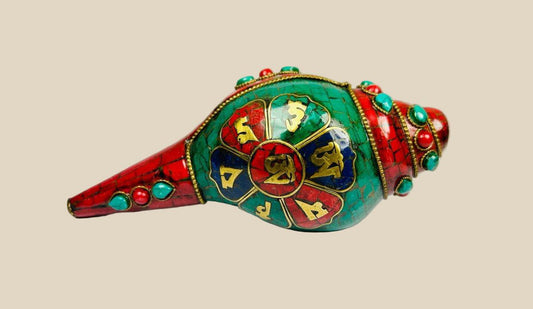 Qing Dynasty Tibetan ritual conch trumpet with gilt bronze fittings, turquoise and coral inlays, and colorful enamel decoration. Sacred Buddhist ritual object symbolizing the voice of the Dharma, used in temples and ceremonies.