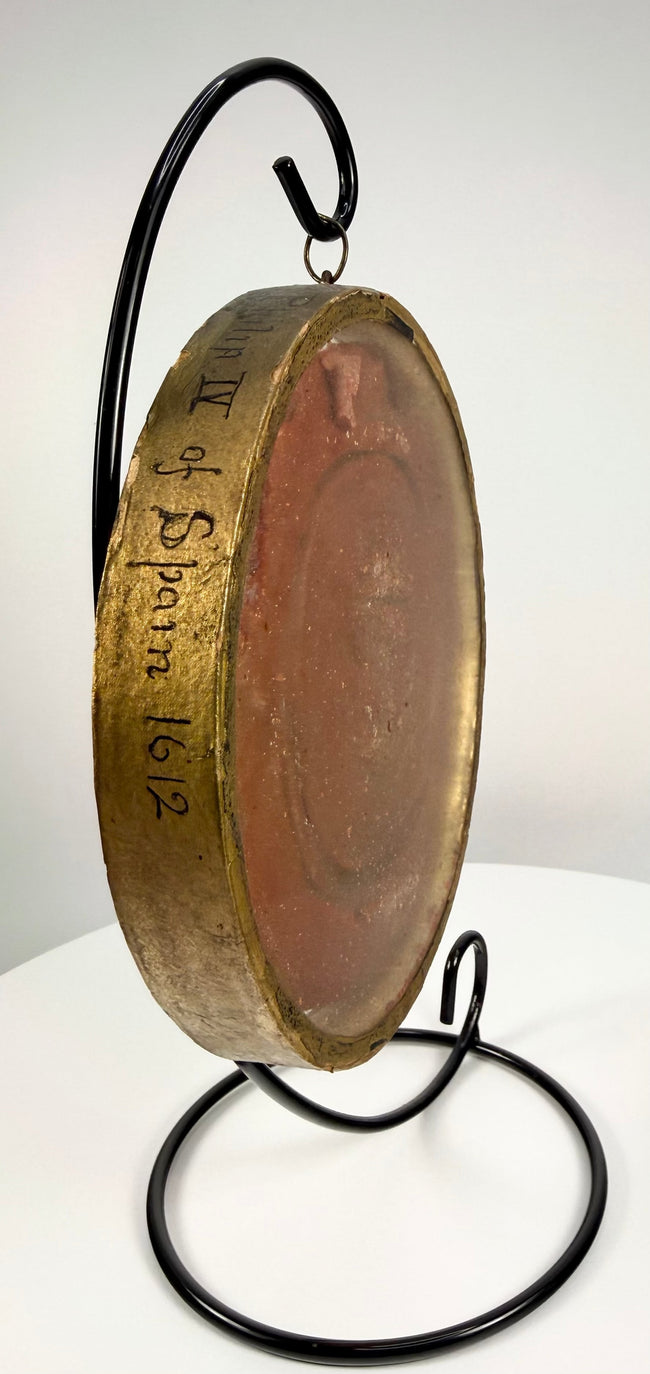 Angled view of gold rim inscribed with Philip IV date