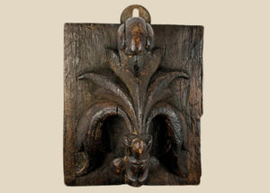 Panneau de dévotion Renaissance | Plaque en bois sculpté représentant un pélican en pleine piété | XVIe siècle