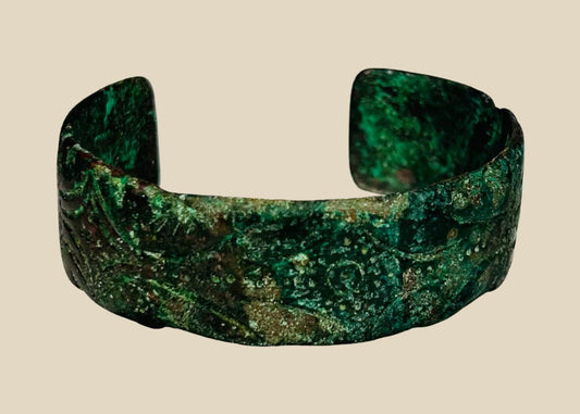 Ancient Persian Sassanian bronze cuff bracelet, open-ended, with incised geometric and floral patterns and natural green patina, circa 3rd–6th century CE