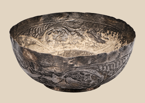 Medieval Seljuk silver unguent bowl from Persia dating to the 12th–13th century, featuring finely engraved floral and geometric decoration.