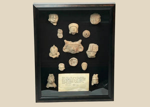 Caja de sombras con 13 fragmentos de terracota precolombina | México | 200 a. C.–900 d. C.
