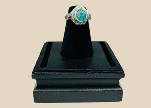 Anillo de plata con piedra turquesa y motivos grabados | Circa I milenio a. C.