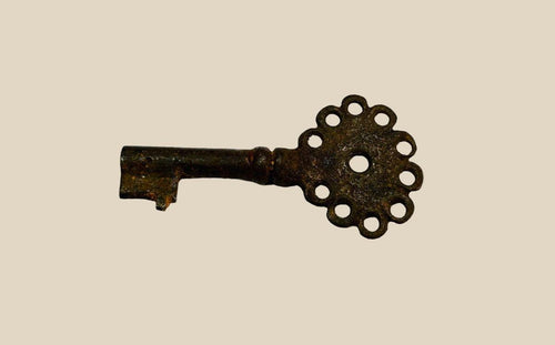 Spanish Colonial iron key, circa 16th–18th century, forged with pierced head and natural oxidation. Compact functional key used for doors, chests, or storage in the Spanish Empire, reflecting colonial craftsmanship, authority, and utilitarian design.