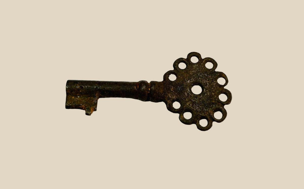Spanish Colonial iron key, circa 16th–18th century, forged with pierced head and natural oxidation. Compact functional key used for doors, chests, or storage in the Spanish Empire, reflecting colonial craftsmanship, authority, and utilitarian design.
