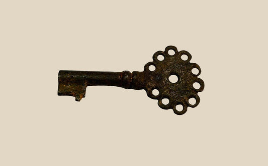 Spanish Colonial iron key, circa 16th–18th century, forged with pierced head and natural oxidation. Compact functional key used for doors, chests, or storage in the Spanish Empire, reflecting colonial craftsmanship, authority, and utilitarian design.