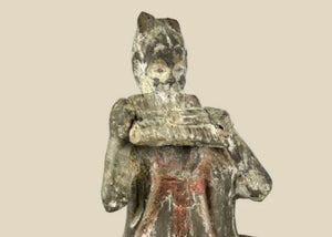 Músico cortesano de terracota de la dinastía Tang | Figura femenina con flauta de pan y restos de pigmento | Siglos VII-IX