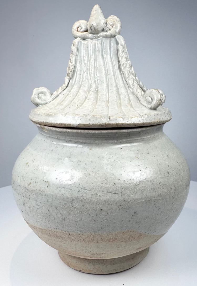 15th–16th century Thai covered ceramic jar with globular body, fitted sculptural lid, and historic firing traces.