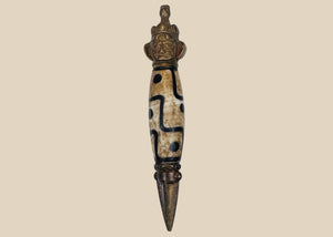 Amuleto protector tibetano con forma de Phurba y deidad iracunda | Circa principios del siglo XX