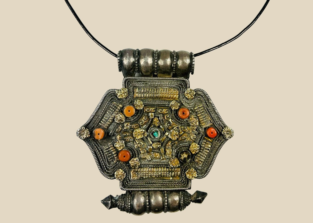 Hexagonal Himalayan gau pendant, silver-tone with parcel-gilt filigree, late 19th–early 20th century