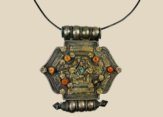 Hexagonal Himalayan gau pendant, silver-tone with parcel-gilt filigree, late 19th–early 20th century