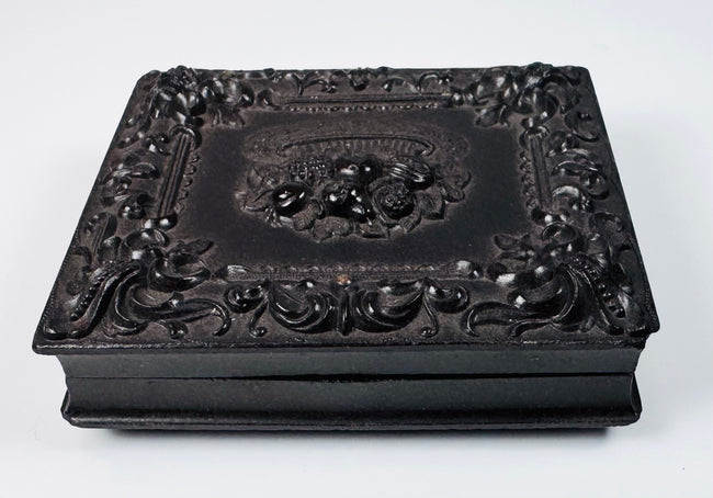 Rare mid-Victorian daguerreotype photograph in original decorative Union case