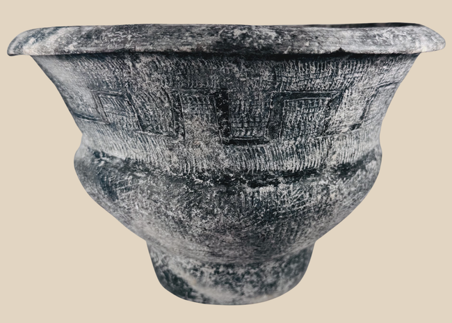 Large Ban Chiang-style earthenware vessel with incised geometric decoration and flared rim