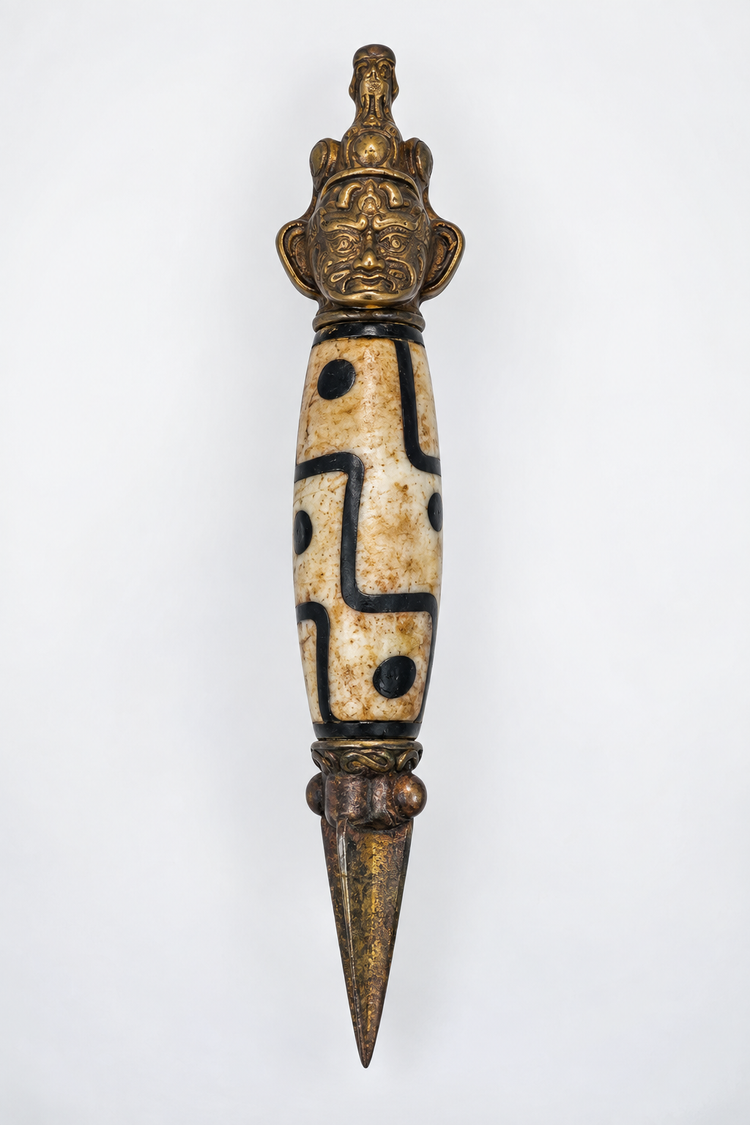 Amulette de protection tibétaine Phurba avec divinité courroucée | Début du XXe siècle