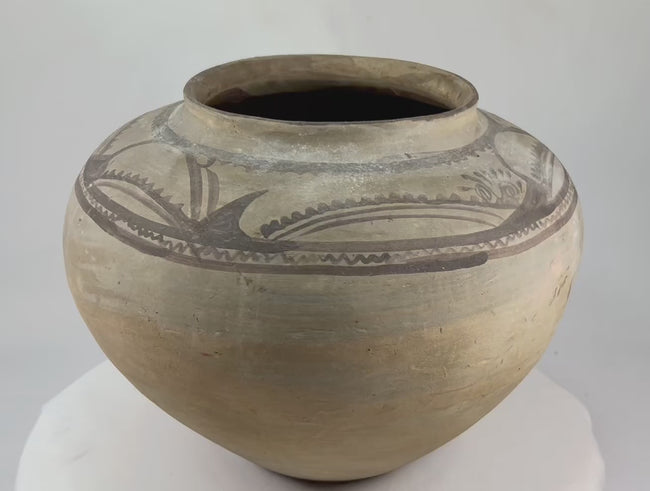 360 video of a Huastec-style painted terracotta jar from Central Mexico, circa 1900–1920